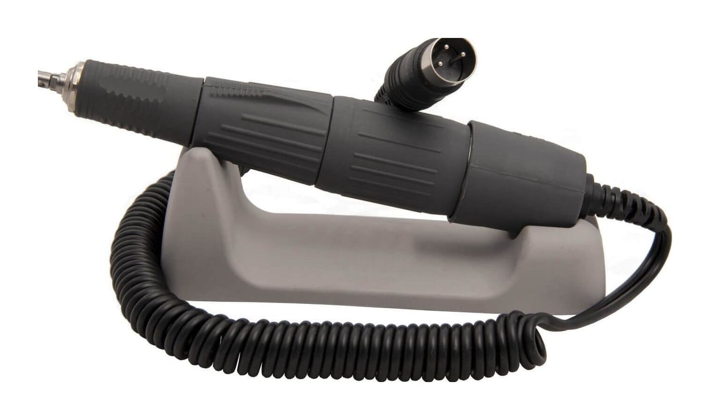 FUE Mikromotor-Handstück auf der Ablage mit Spiralkabel und Stecker